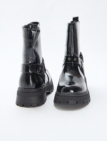 Botines estilo motero en charol liso