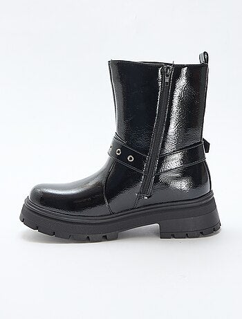 Botines estilo motero en charol liso