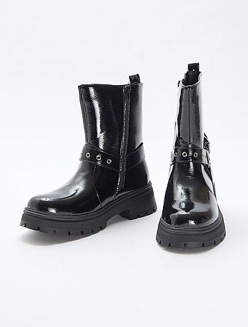 Botines estilo motero en charol liso