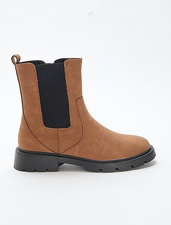 Botines modelo Chelsea de material sintético con fuelles elásticos