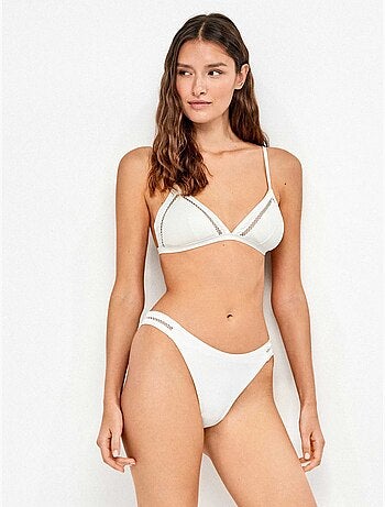 Braga bikini brasileña con detalles calados en laterales