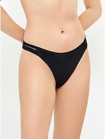 Braga bikini brasileña con detalles calados en laterales