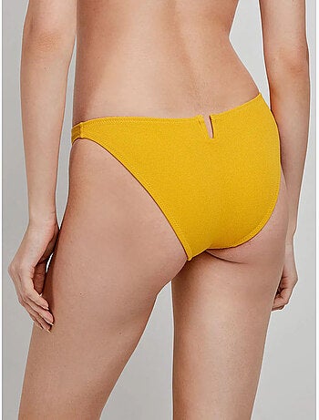 Braga bikini clásica con detalle de abertura en parte trasera