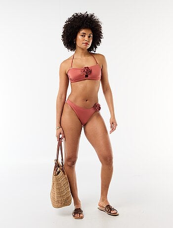 Braguita de bikini con flor en relieve