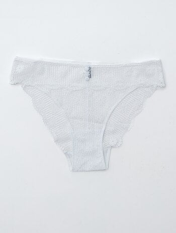 Braguita de encaje con calados de flores