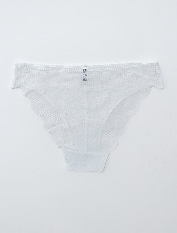 Braguita de encaje con calados de flores