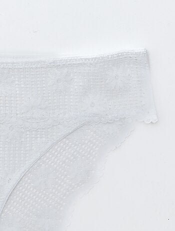 Braguita de encaje con calados de flores