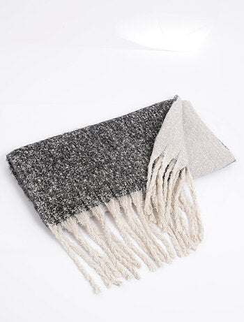 Bufanda de punto metalizada con flecos
