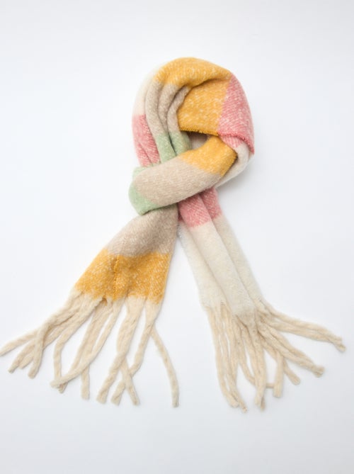 Bufanda gruesa con flecos - Kiabi
