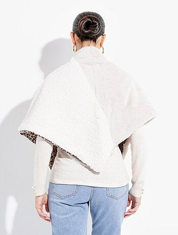 Bufanda triangular de piel sintética con lazo