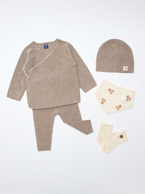 CAJA REGALO chaleco + pantalón + calcetines + gorro + babero - Kiabi