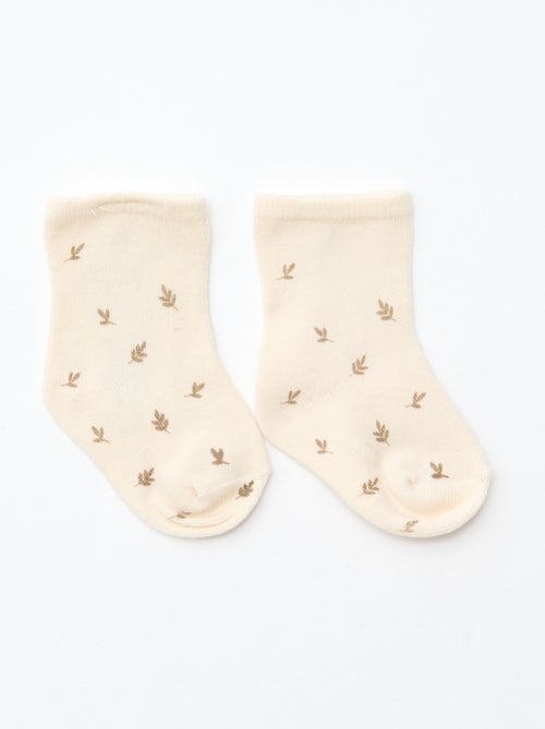 CAJA REGALO chaleco + pantalón + calcetines + gorro + babero - Kiabi