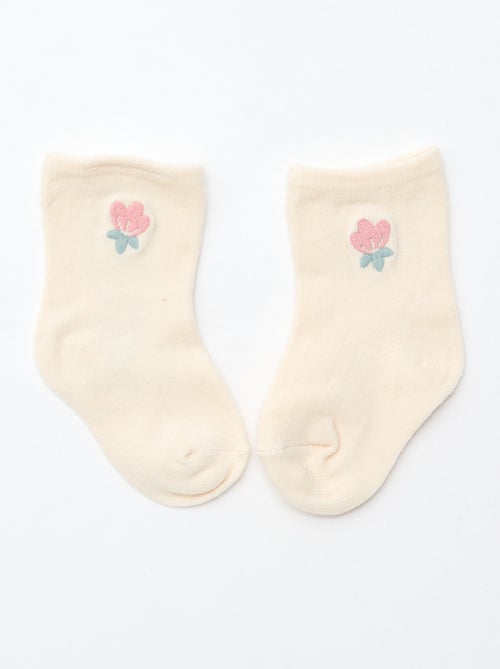 CAJA REGALO chaleco + pantalón + calcetines + gorro + babero - Kiabi