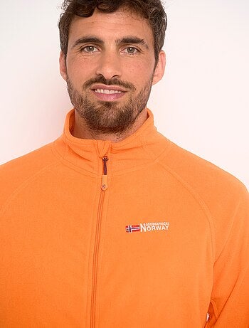 Cálida chaqueta polar con cuello alto