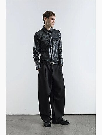 Camisa abotonada de piel sintética con bolsillo giesto