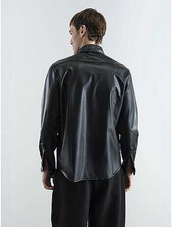 Camisa abotonada de piel sintética con bolsillo giesto