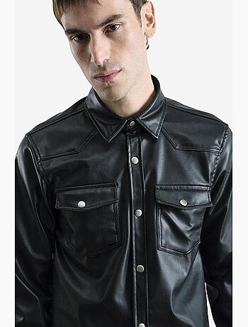 Camisa abotonada de piel sintética con bolsillo giesto