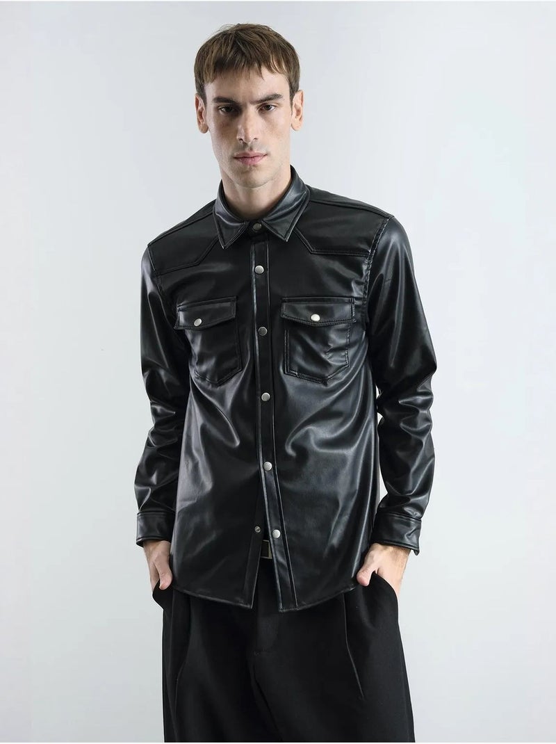 Camisa abotonada de piel sintética con bolsillo giesto Negro - Kiabi