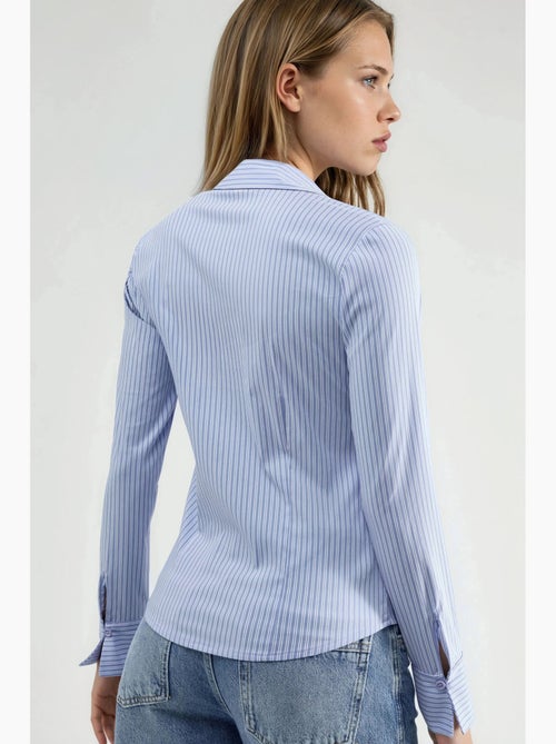 Camisa ajustada a rayas con cierre de botones hiccup - Kiabi Camisa ajustada a rayas con cierre de botones hiccup - Kiabi