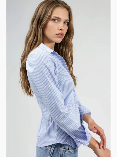 Camisa ajustada a rayas con cierre de botones hiccup - Kiabi Camisa ajustada a rayas con cierre de botones hiccup - Kiabi