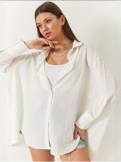Camisa básica arrugada extragrande con hombros descubiertos lucci - Kiabi Camisa básica arrugada extragrande con hombros descubiertos lucci - Kiabi