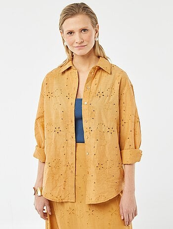 Camisa con bordado inglés