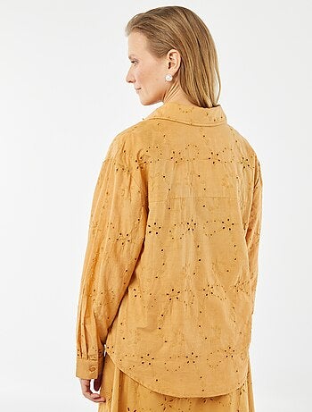 Camisa con bordado inglés
