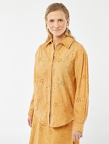 Camisa con bordado inglés