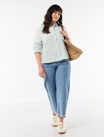 Camisa con bordado inglés y detalles ondulados