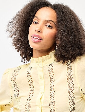 Camisa con bordados ingleses y volantes en el cuello