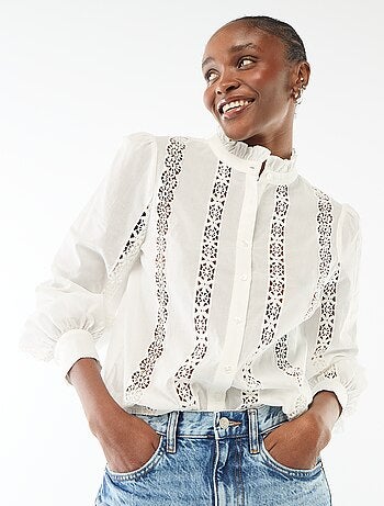 Camisa con bordados ingleses y volantes en el cuello