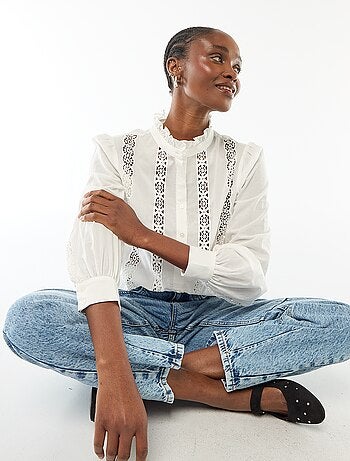 Camisa con bordados ingleses y volantes en el cuello