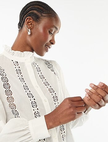 Camisa con bordados ingleses y volantes en el cuello