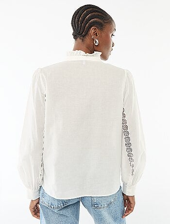 Camisa con bordados ingleses y volantes en el cuello