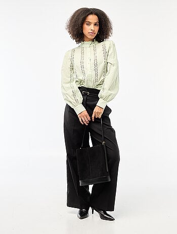 Camisa con bordados ingleses y volantes en el cuello