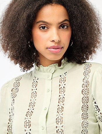 Camisa con bordados ingleses y volantes en el cuello