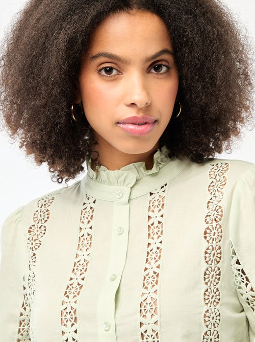 Camisa con bordados ingleses y volantes en el cuello - Kiabi