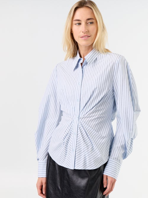 Camisa con corte fantasía ajustado en la parte delantera - Kiabi
