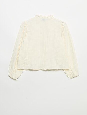 Camisa con cuello con volantes y bordados