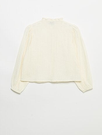 Camisa con cuello con volantes y bordados