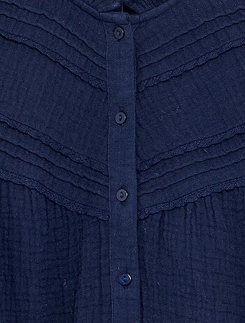 Camisa con cuello con volantes y bordados