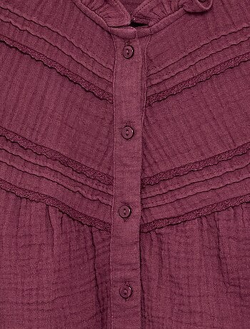 Camisa con cuello con volantes y bordados