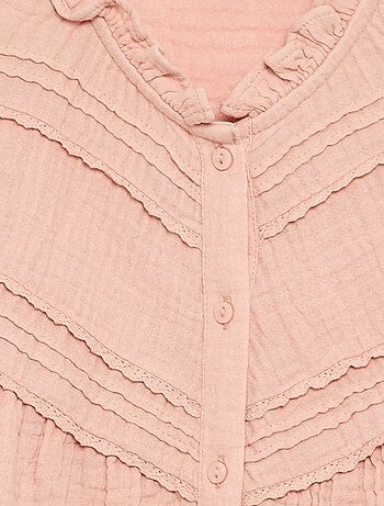 Camisa con cuello con volantes y bordados