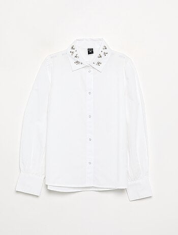 Camisa con joyas falsas en el cuello