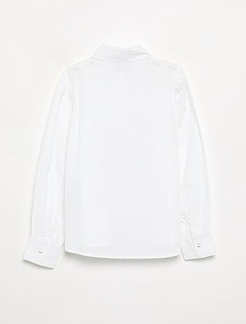 Camisa con joyas falsas en el cuello