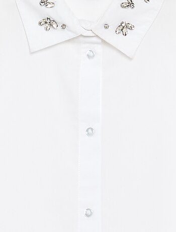 Camisa con joyas falsas en el cuello