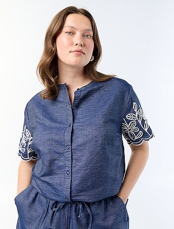 Camisa con mangas bordadas