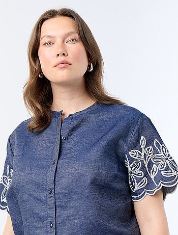 Camisa con mangas bordadas