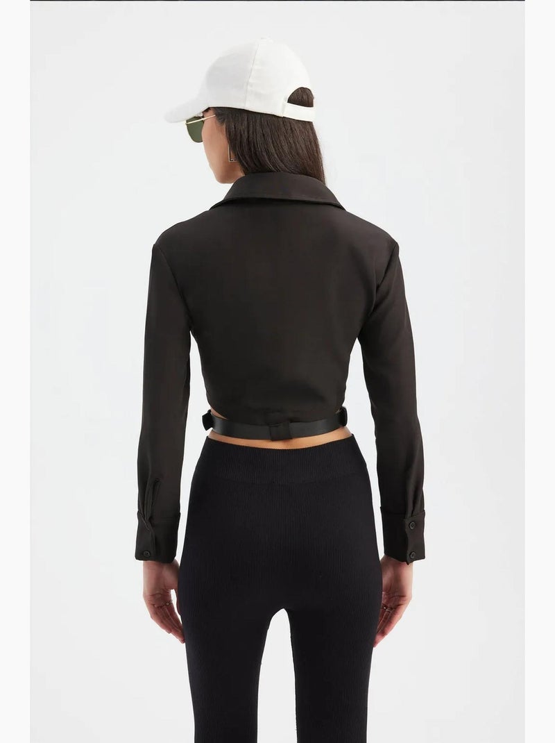 Camisa corta con bolsillo y cuello alto con detalle de cinturón hiccup Negro - Kiabi
