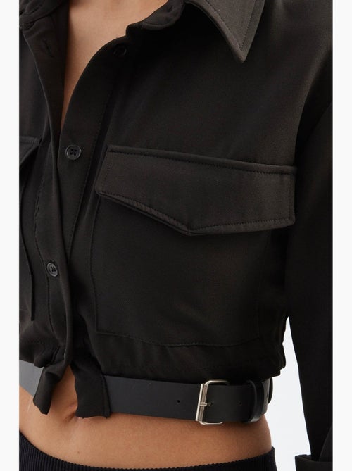 Camisa corta con bolsillo y cuello alto con detalle de cinturón hiccup - Kiabi Camisa corta con bolsillo y cuello alto con detalle de cinturón hiccup - Kiabi